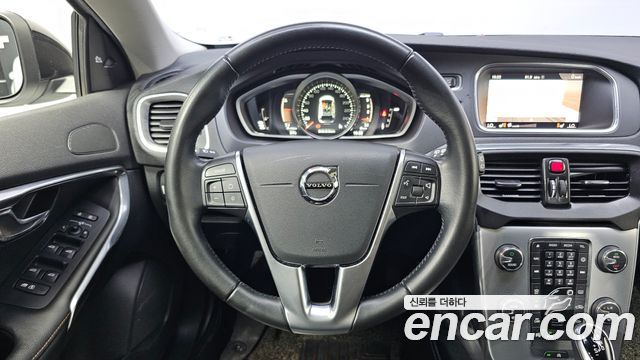 Volvo V40 2018 — photo 22