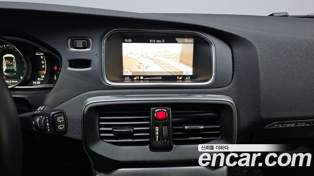 Volvo V40 2018 — photo 23