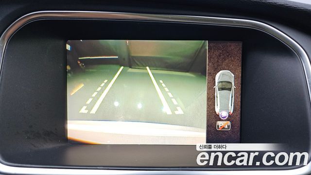 Volvo V40 2018 — photo 24