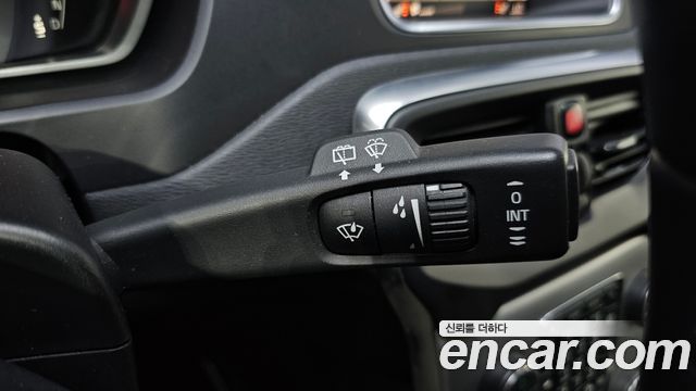 Volvo V40 2018 — photo 25