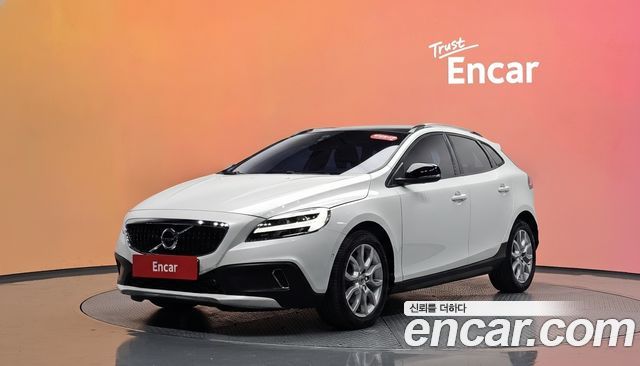 Volvo V40 2018 — photo 1