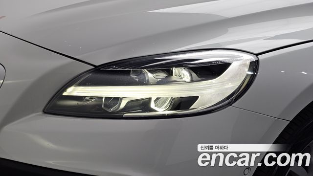 Volvo V40 2018 — photo 8