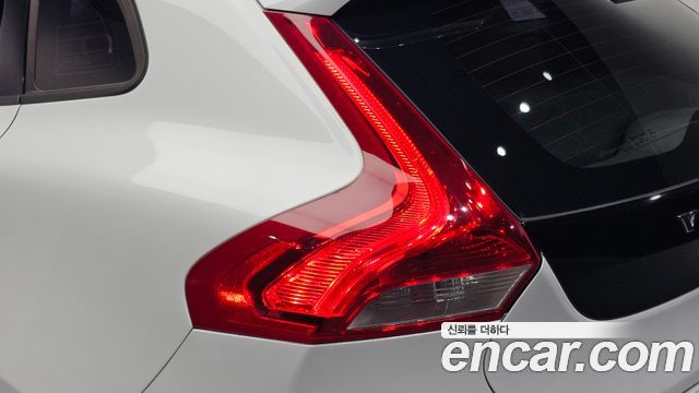 Volvo V40 2018 — photo 9