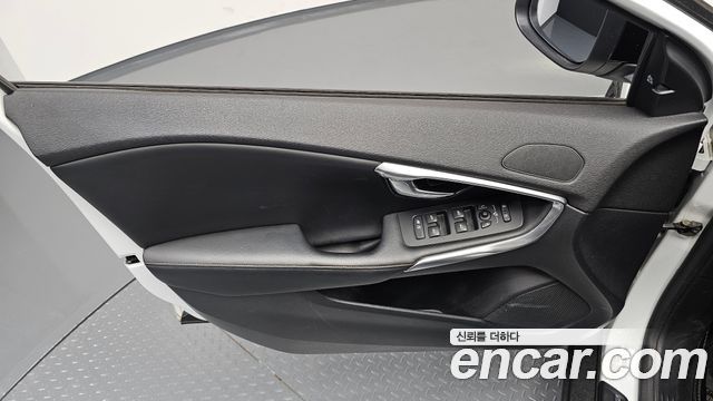 Volvo V40 2018 — photo 14