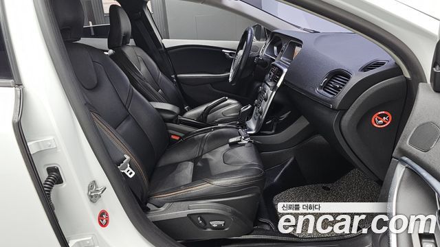 Volvo V40 2018 — photo 16
