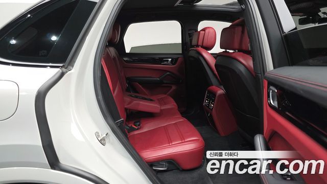 Porsche Cayenne 2021 — photo 17