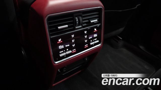 Porsche Cayenne 2021 — photo 31
