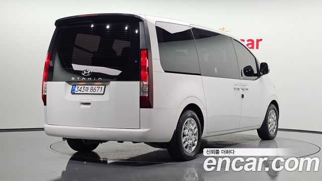 Hyundai Staria 2023 — photo 2