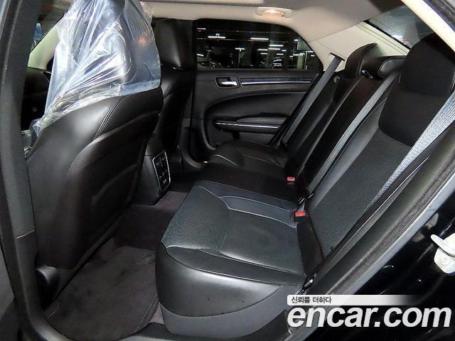 Chrysler 300C 2017 — photo 7