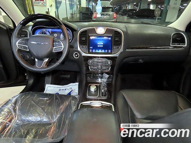 Chrysler 300C 2017 — photo 10