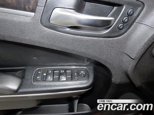 Chrysler 300C 2017 — photo 13