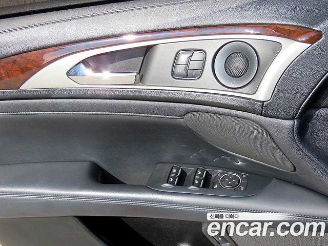 Lincoln MKZ 2018 — photo 11