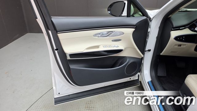 Genesis GV70 2023 — photo 14