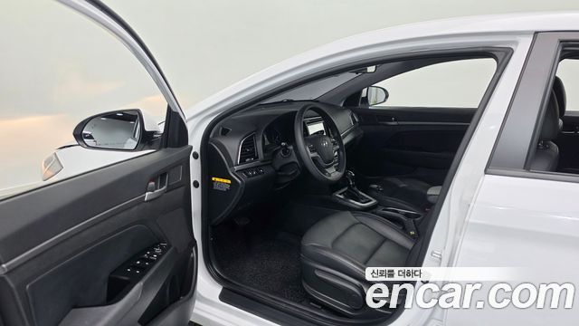 Hyundai AVANTE 2017 — photo 10