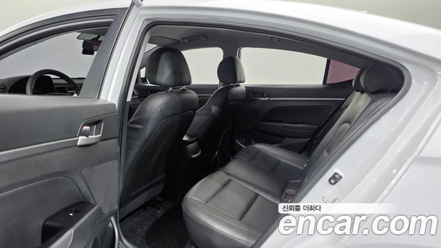Hyundai AVANTE 2017 — photo 11