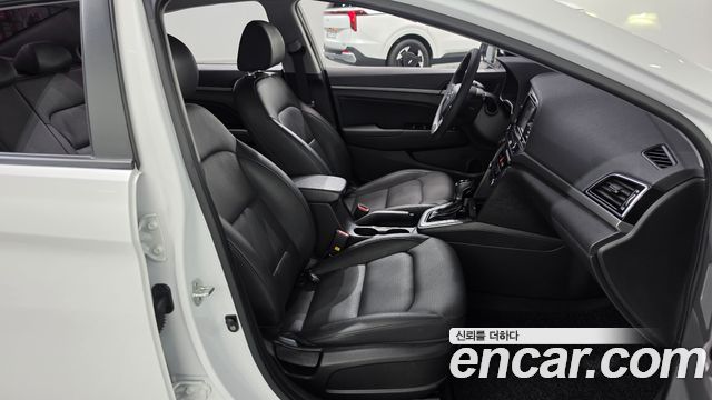 Hyundai AVANTE 2017 — photo 19
