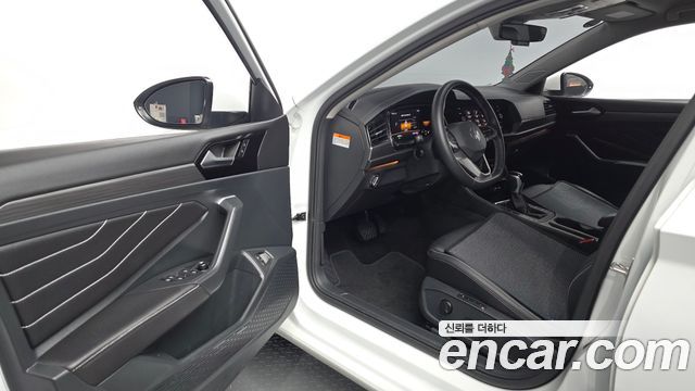 Volkswagen Jetta 2023 — photo 10