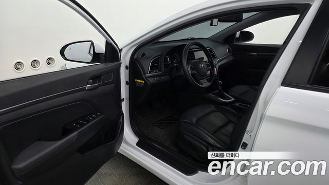 Hyundai AVANTE 2018 — photo 13