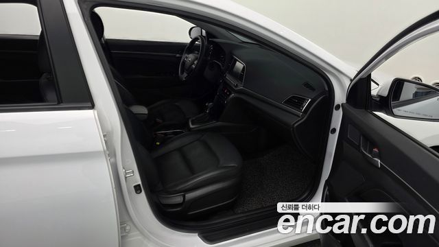 Hyundai AVANTE 2018 — photo 17