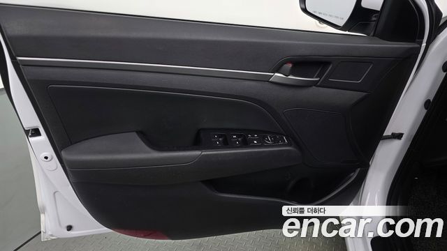 Hyundai AVANTE 2018 — photo 14