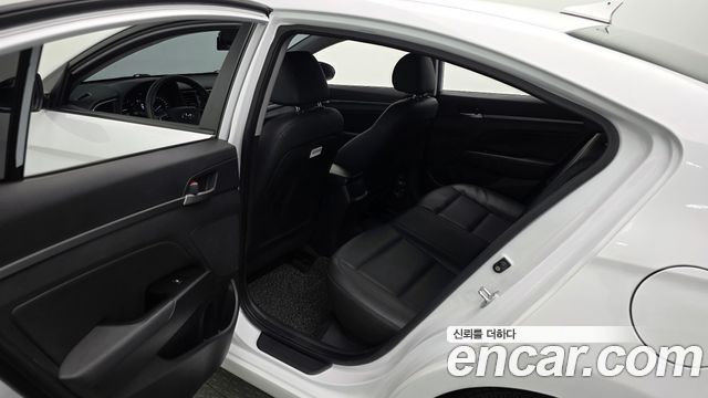 Hyundai AVANTE 2018 — photo 16