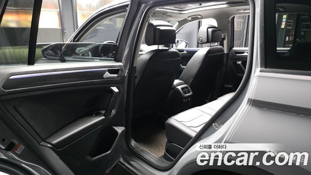 Volkswagen Tiguan 2021 — photo 16