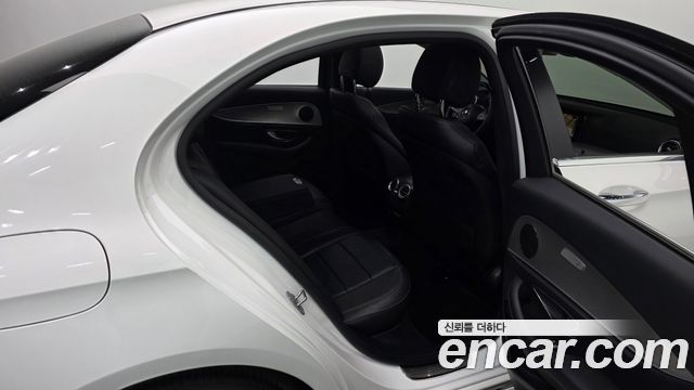 Mercedes-Benz E-Class 2018 — photo 18