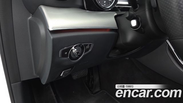 Mercedes-Benz E-Class 2018 — photo 24
