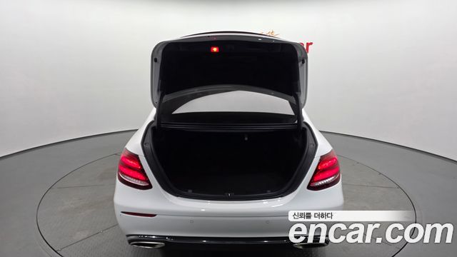 Mercedes-Benz E-Class 2018 — photo 26