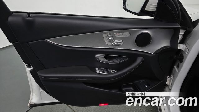 Mercedes-Benz E-Class 2018 — photo 14