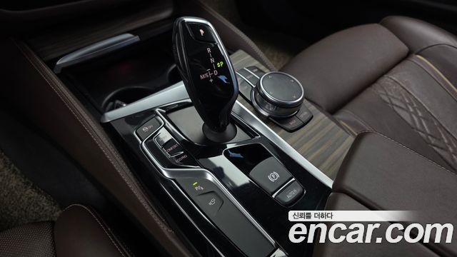 BMW 5-Series 2018 — photo 12
