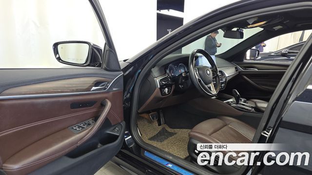 BMW 5-Series 2018 — photo 13