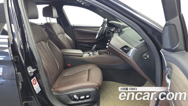 BMW 5-Series 2018 — photo 17