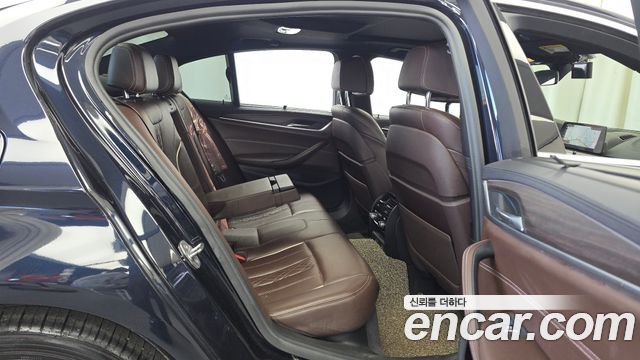 BMW 5-Series 2018 — photo 18
