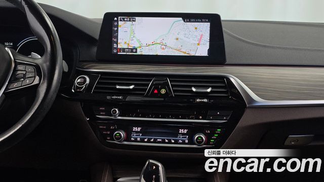 BMW 5-Series 2018 — photo 20