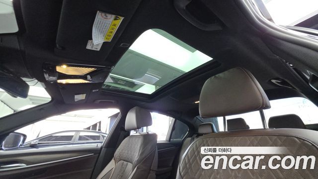 BMW 5-Series 2018 — photo 24