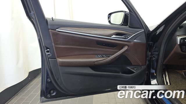 BMW 5-Series 2018 — photo 14