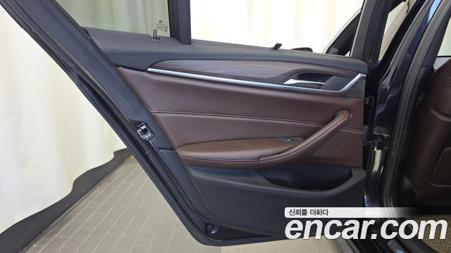 BMW 5-Series 2018 — photo 15