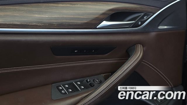 BMW 5-Series 2018 — photo 16