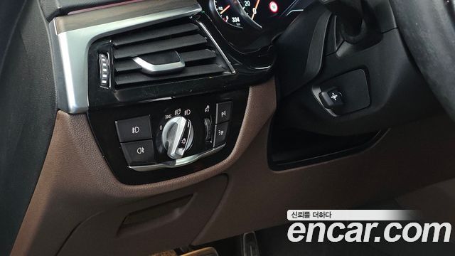 BMW 5-Series 2018 — photo 27