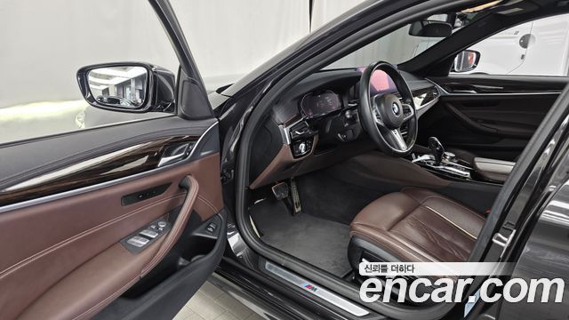 BMW 5-Series 2022 — photo 13