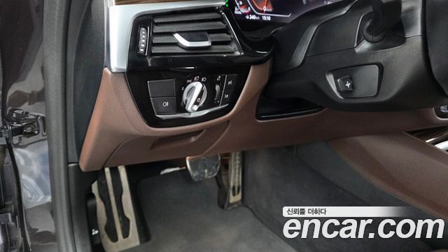 BMW 5-Series 2022 — photo 23