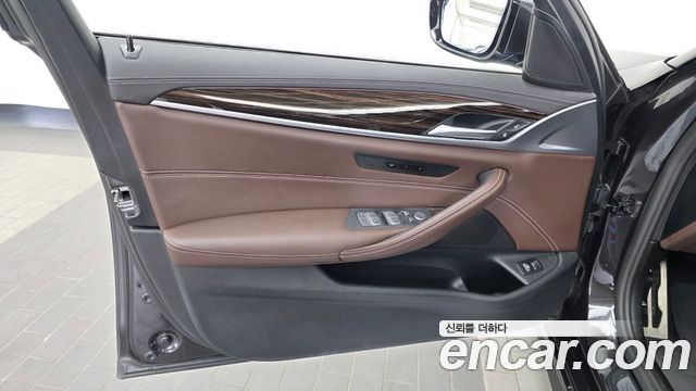 BMW 5-Series 2022 — photo 14