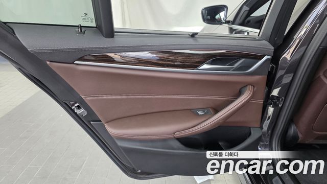 BMW 5-Series 2022 — photo 15