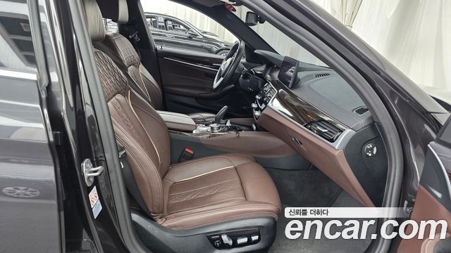 BMW 5-Series 2022 — photo 16