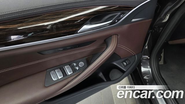 BMW 5-Series 2022 — photo 28