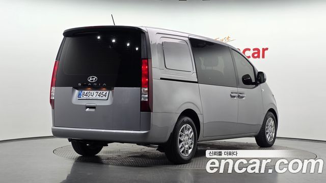 Hyundai Staria 2025 — photo 2