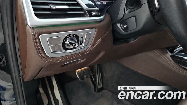 BMW 7-Series 2020 — photo 28