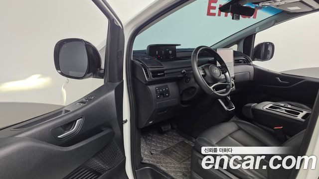 Hyundai Staria 2025 — photo 13