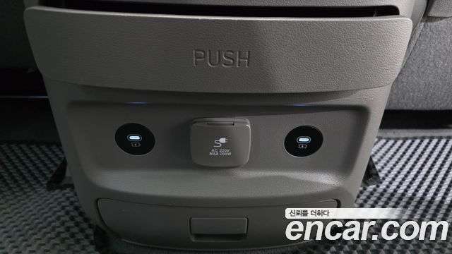 Hyundai Staria 2025 — photo 33